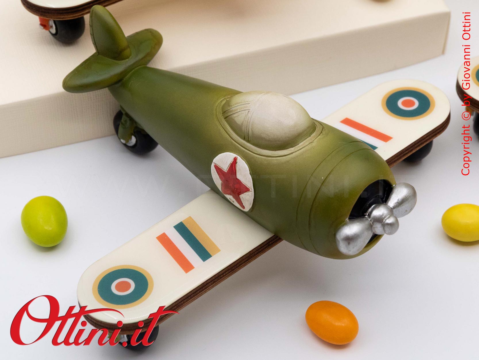 04A528 - lo Speed Aereo grande con Confezione è un oggetto decorativo dal design vintage realizzato in resina finemente colorata adatta ai giovani sognatori