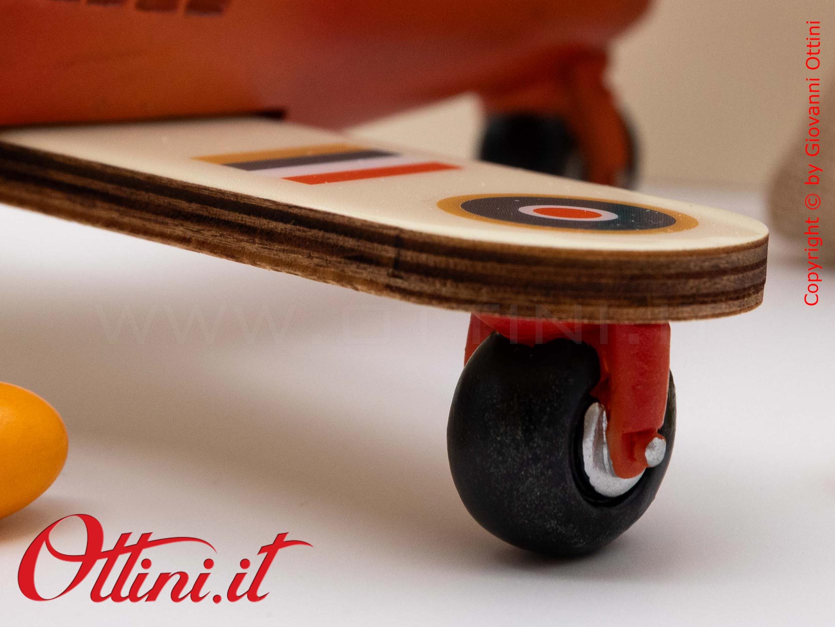 04A528 - lo Speed Aereo grande con Confezione è un oggetto decorativo dal design vintage realizzato in resina finemente colorata adatta ai giovani sognatori