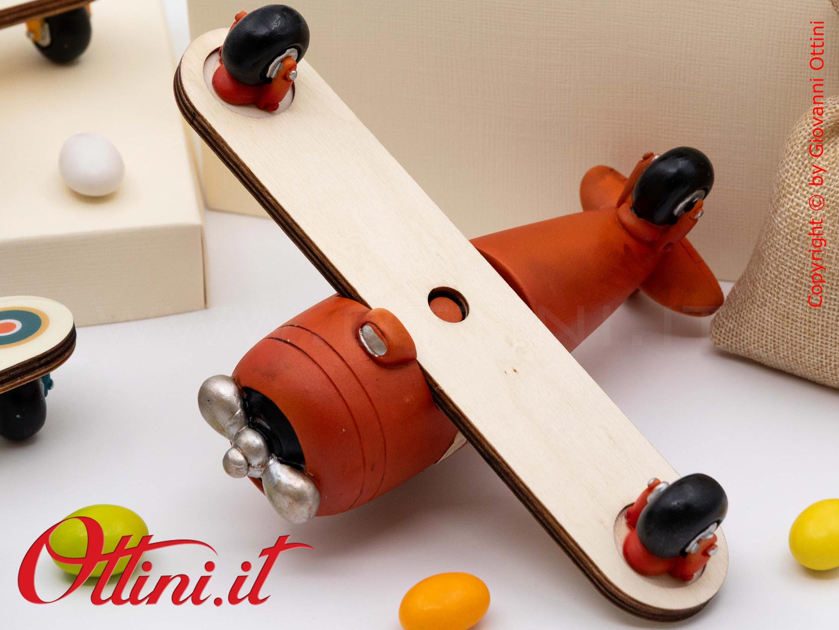 04A528 - lo Speed Aereo grande con Confezione è un oggetto decorativo dal design vintage realizzato in resina finemente colorata adatta ai giovani sognatori