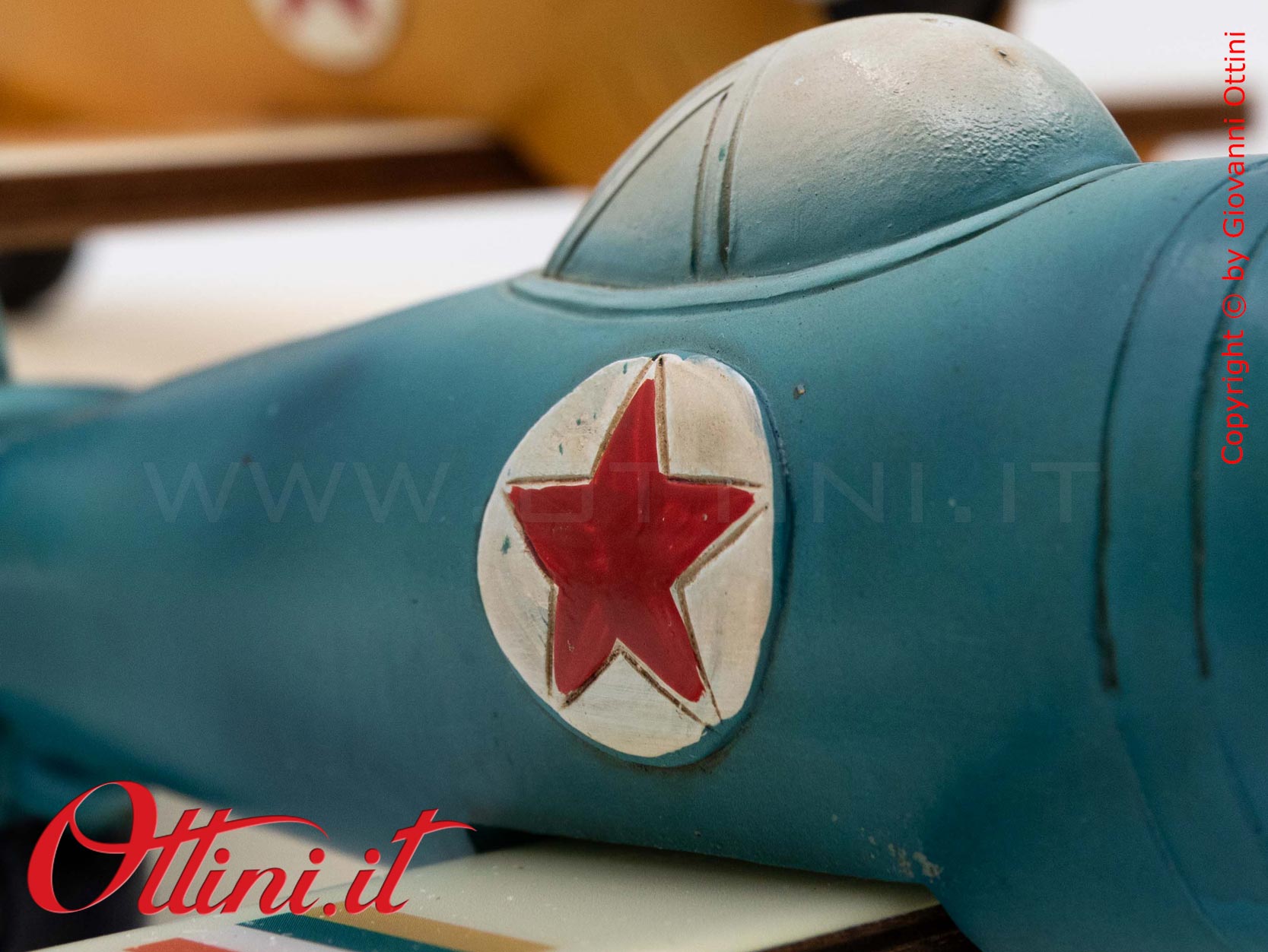 04A528 - lo Speed Aereo grande con Confezione è un oggetto decorativo dal design vintage realizzato in resina finemente colorata adatta ai giovani sognatori