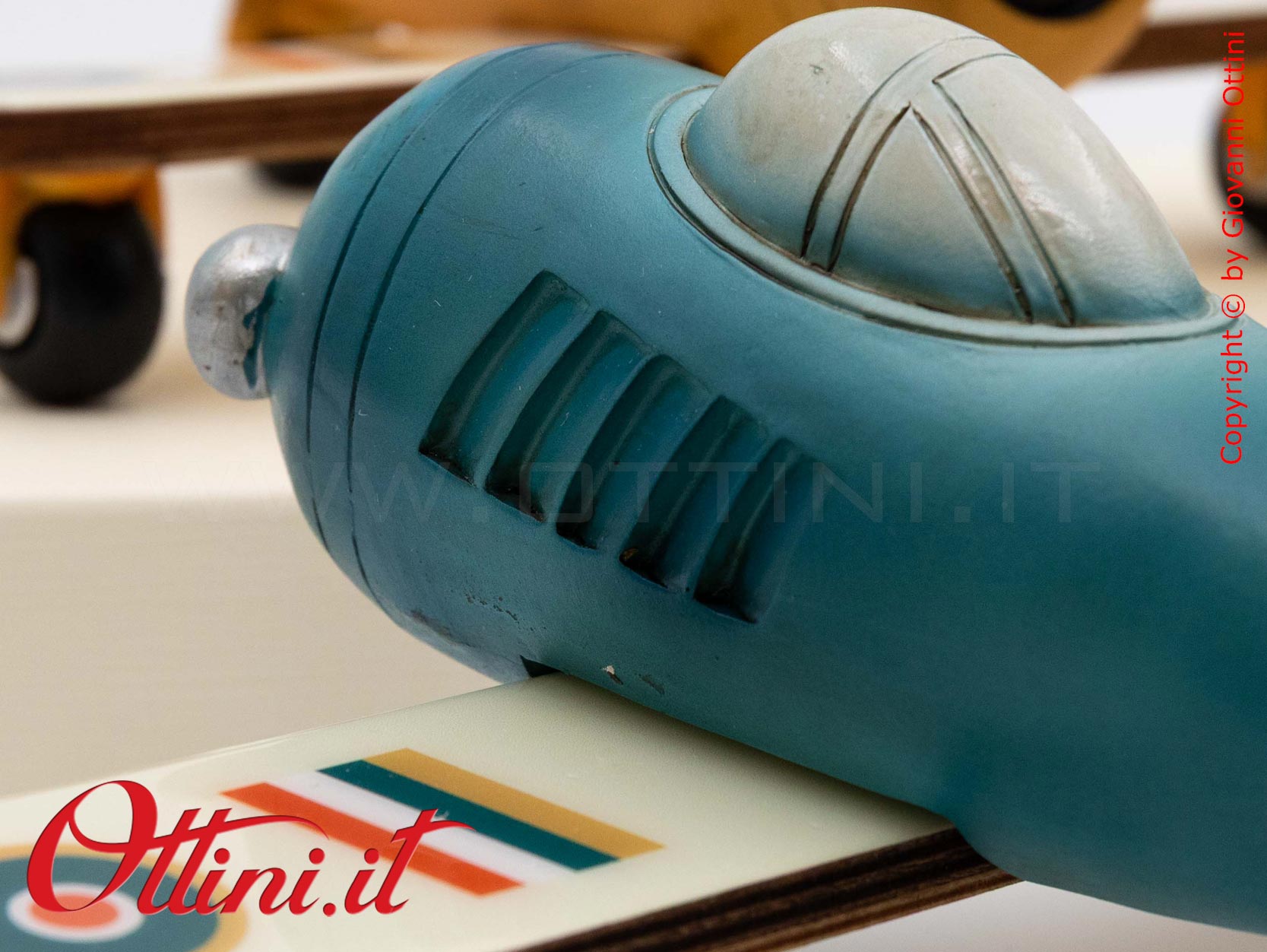 04A528 - lo Speed Aereo grande con Confezione è un oggetto decorativo dal design vintage realizzato in resina finemente colorata adatta ai giovani sognatori