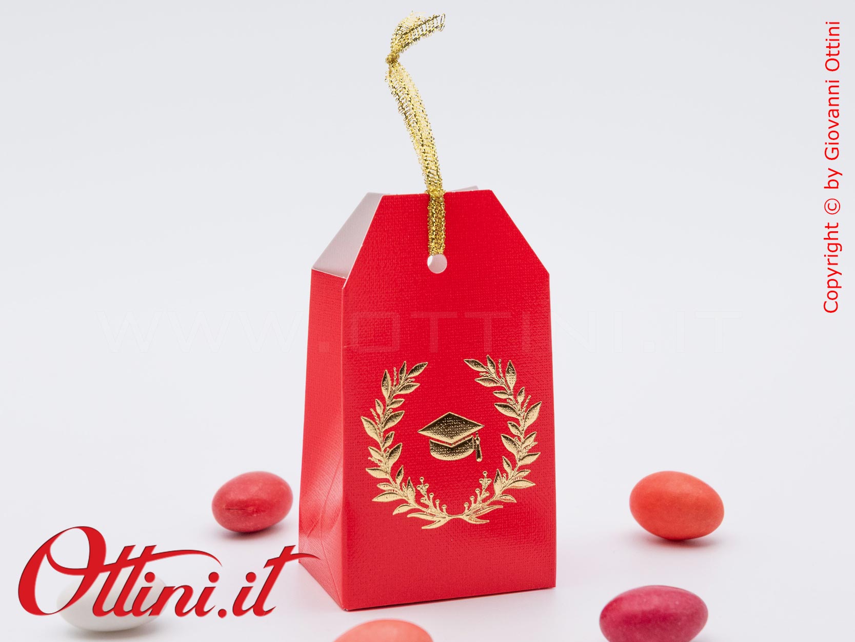 Questa Scatolina porta confetti per la Laurea è realizzata in cartoncino rosso con finitura effetto tela e una stampa di una corona di alloro con il Tocco