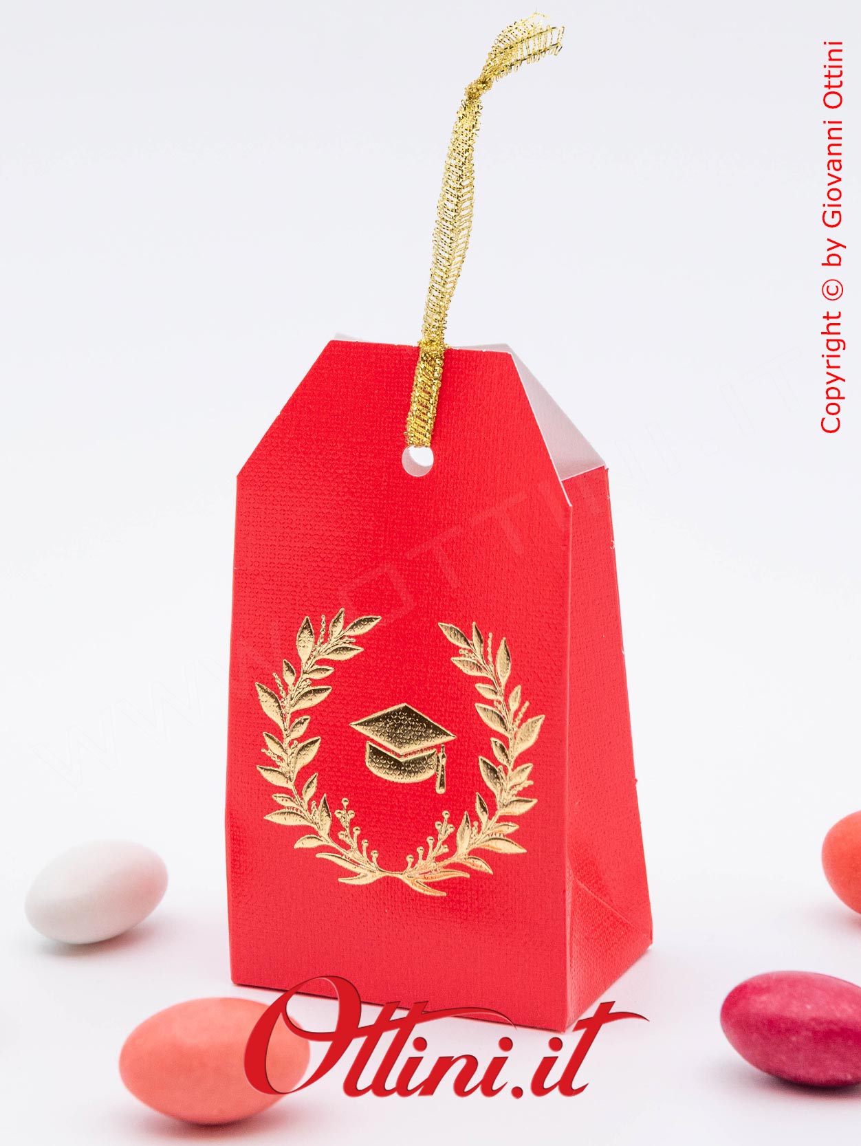 Questa Scatolina porta confetti per la Laurea è realizzata in cartoncino rosso con finitura effetto tela e una stampa di una corona di alloro con il Tocco