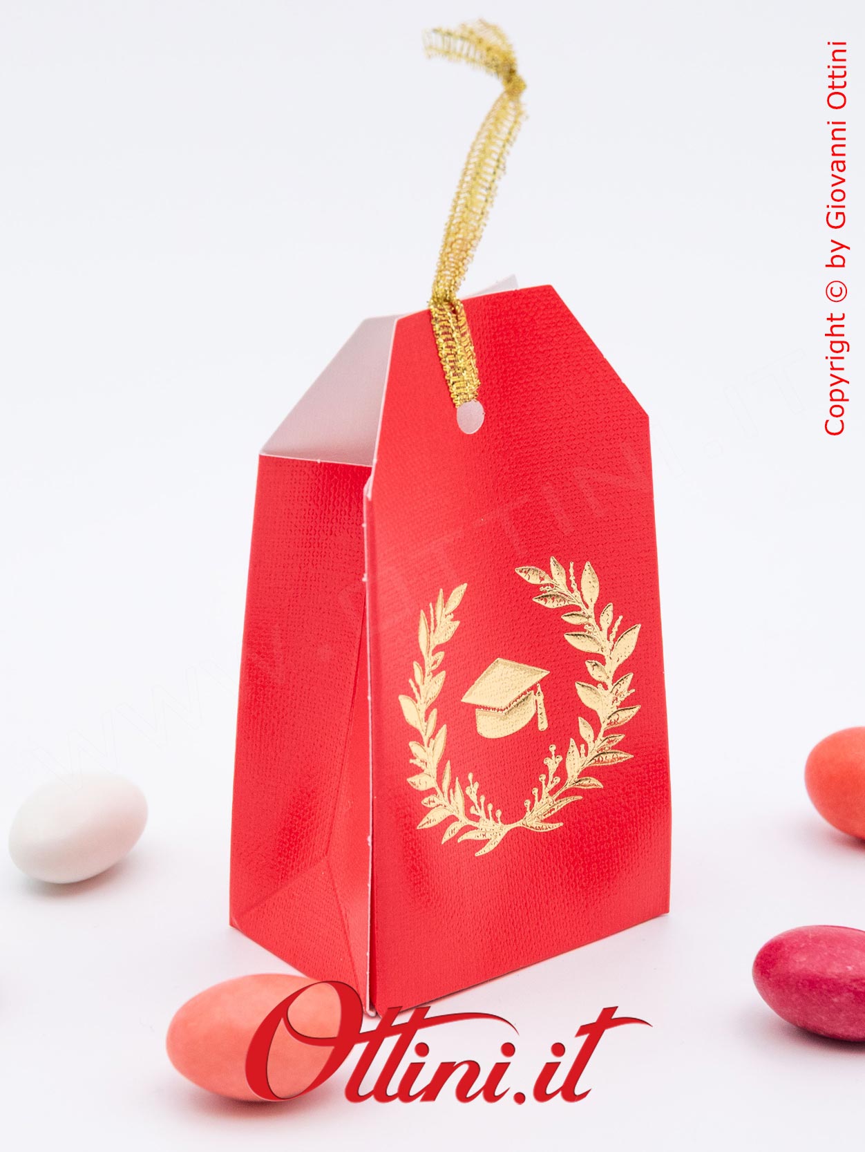 Questa Scatolina porta confetti per la Laurea è realizzata in cartoncino rosso con finitura effetto tela e una stampa di una corona di alloro con il Tocco