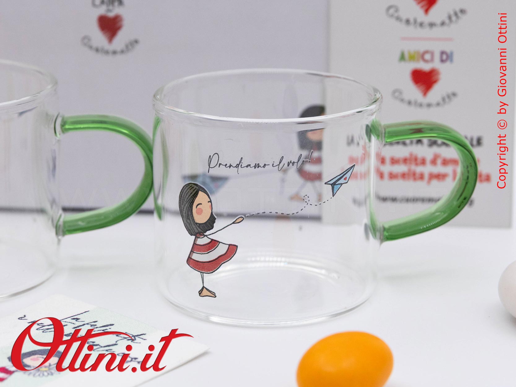 DC002 - Set 2 Tazzine La Tipa di Cuorematto in vetro borosilicato è una bomboniera solidale giovane che sostiene i Frati dell'Antoniano di Bologna.