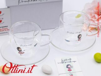 DC003 - Set 2 Tazzine Cuore La Tipa di Cuorematto in vetro borosilicato è una bomboniera solidale giovane che sostiene i Frati dell'Antoniano di Bologna.
