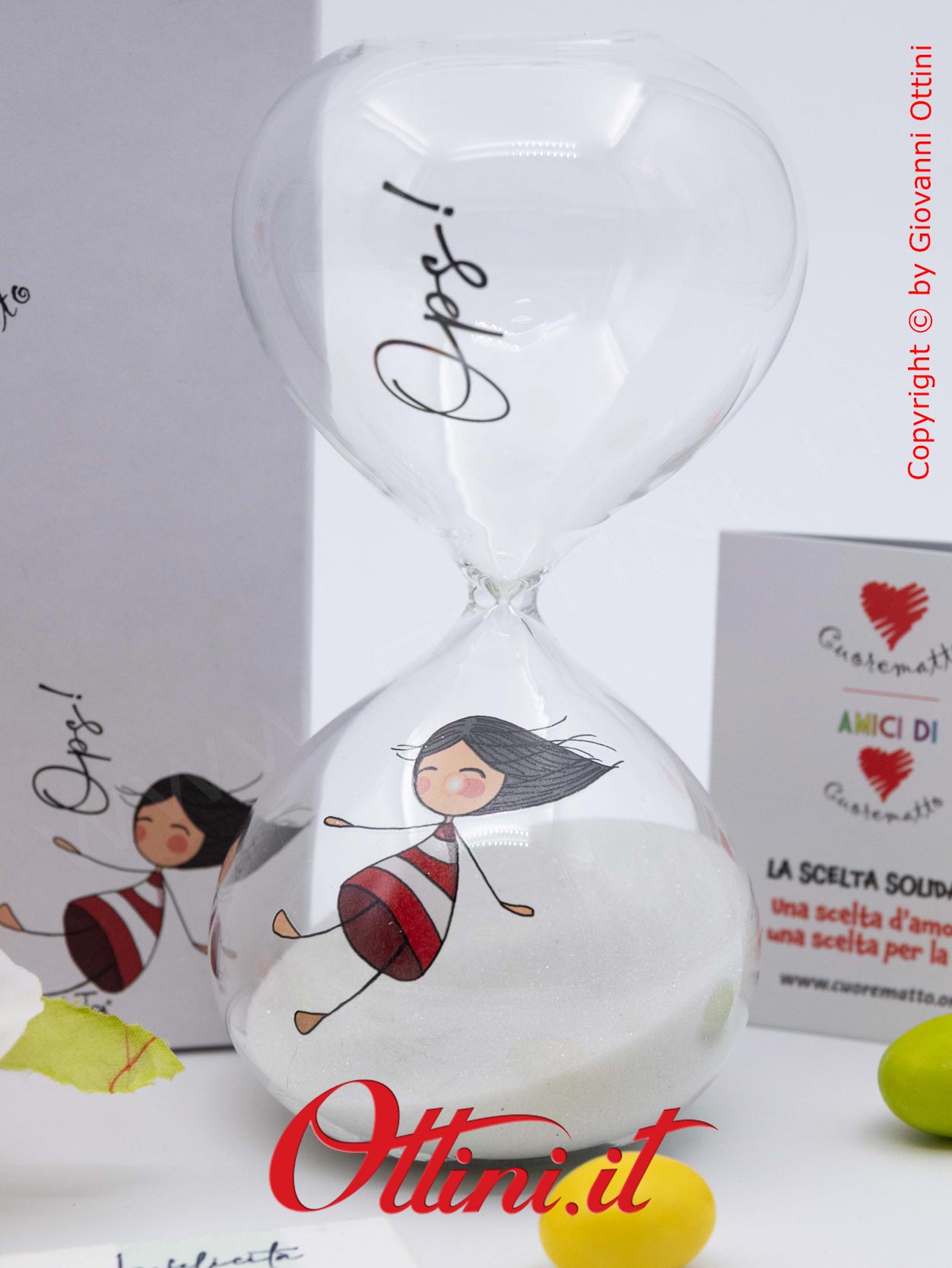 DC004 - La Clessidra 15 Minuti La Tipa di Cuorematto in vetro borosilicato è una bomboniera solidale giovane che sostiene i Frati dell'Antoniano di Bologna.