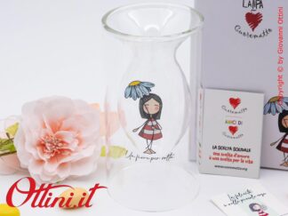 DC005 - Il Vaso Fiori La Tipa di Cuorematto in vetro borosilicato è una bomboniera solidale giovane che sostiene i Frati dell'Antoniano di Bologna.