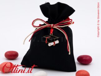 Sacchettino porta confetti di cotone Nero per Laurea con decoro in zama smaltata raffigurante un tocco con la pergamena. Prodotto raffinato ed economico.