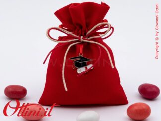 Sacchettino porta confetti di cotone Rosso per Laurea con decoro in zama smaltata raffigurante un tocco con la pergamena. Prodotto raffinato ed economico.