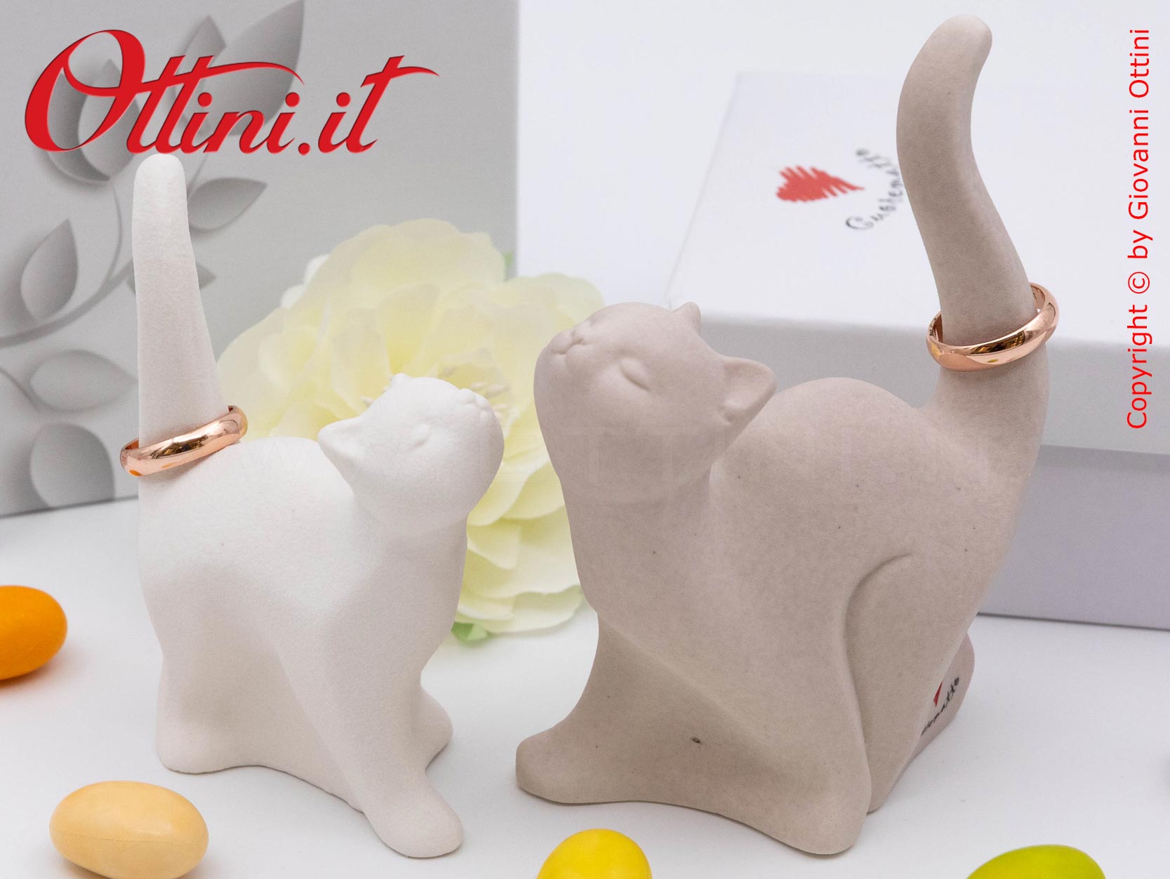 D9133 - La Coppia Gattini Porta Anelli di Cuorematto è una bomboniera utile, solidale e giovane che sostiene i Frati dell'Antoniano di Bologna.