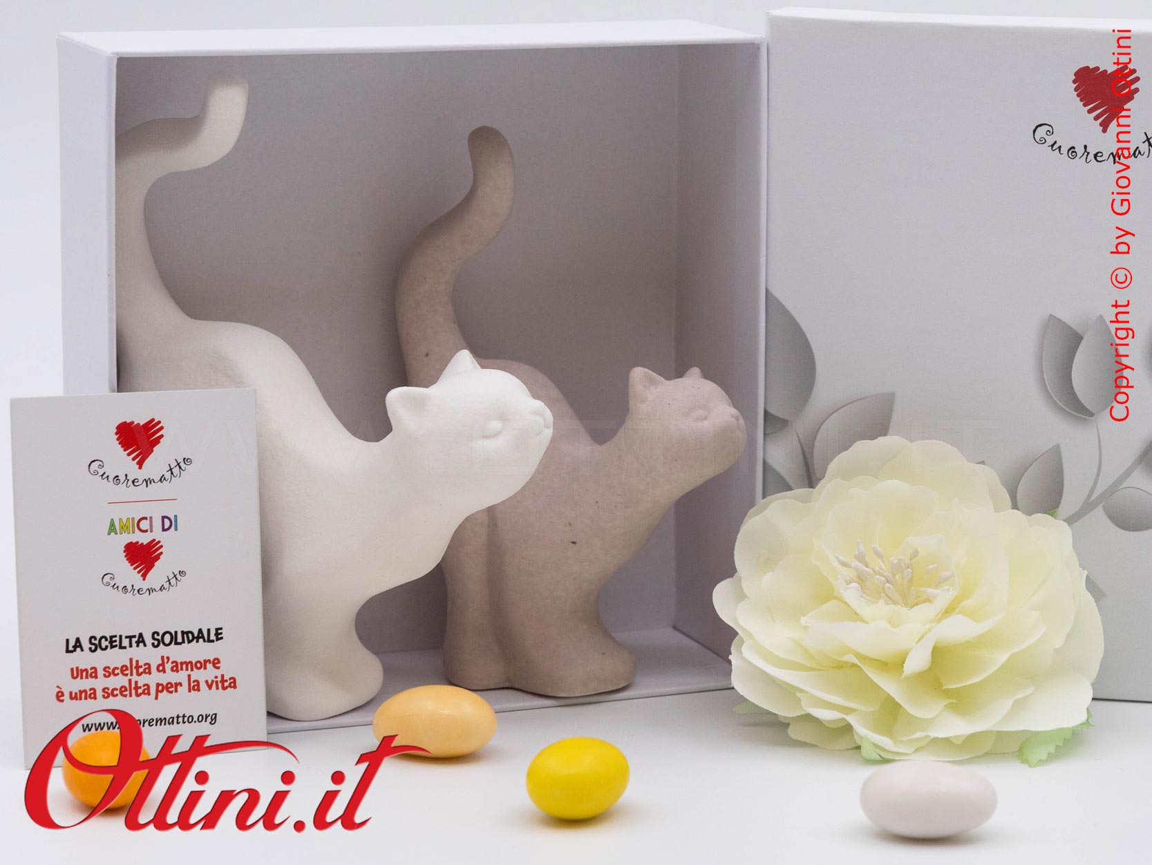 D9133 - La Coppia Gattini Porta Anelli di Cuorematto è una bomboniera utile, solidale e giovane che sostiene i Frati dell'Antoniano di Bologna.