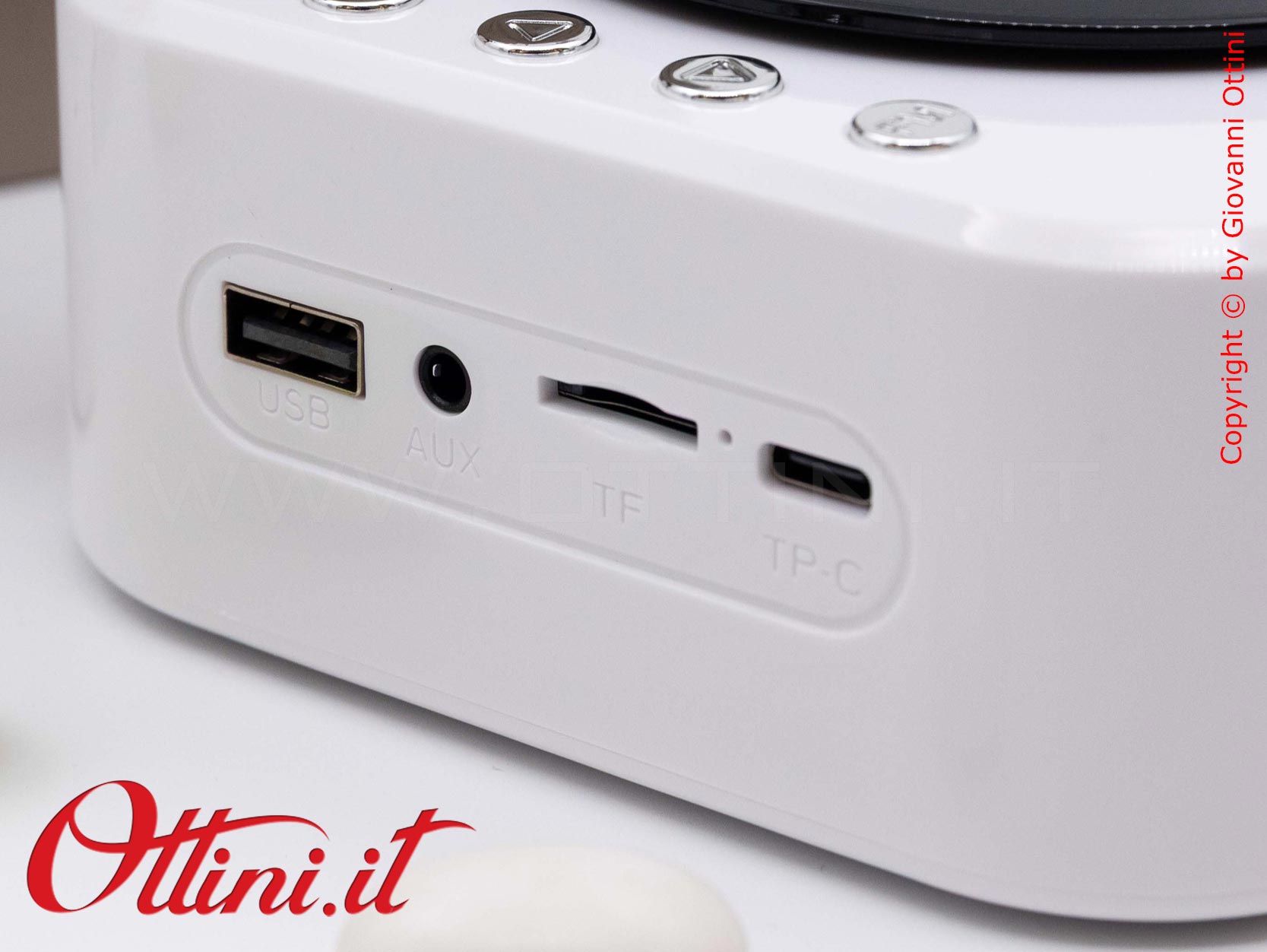 D9174 - La Radio Speaker Giradischi con Microfono Bluetooth è un regalo tecnologico e bomboniera utile dal design vintage. Musica e sound eccezionali.