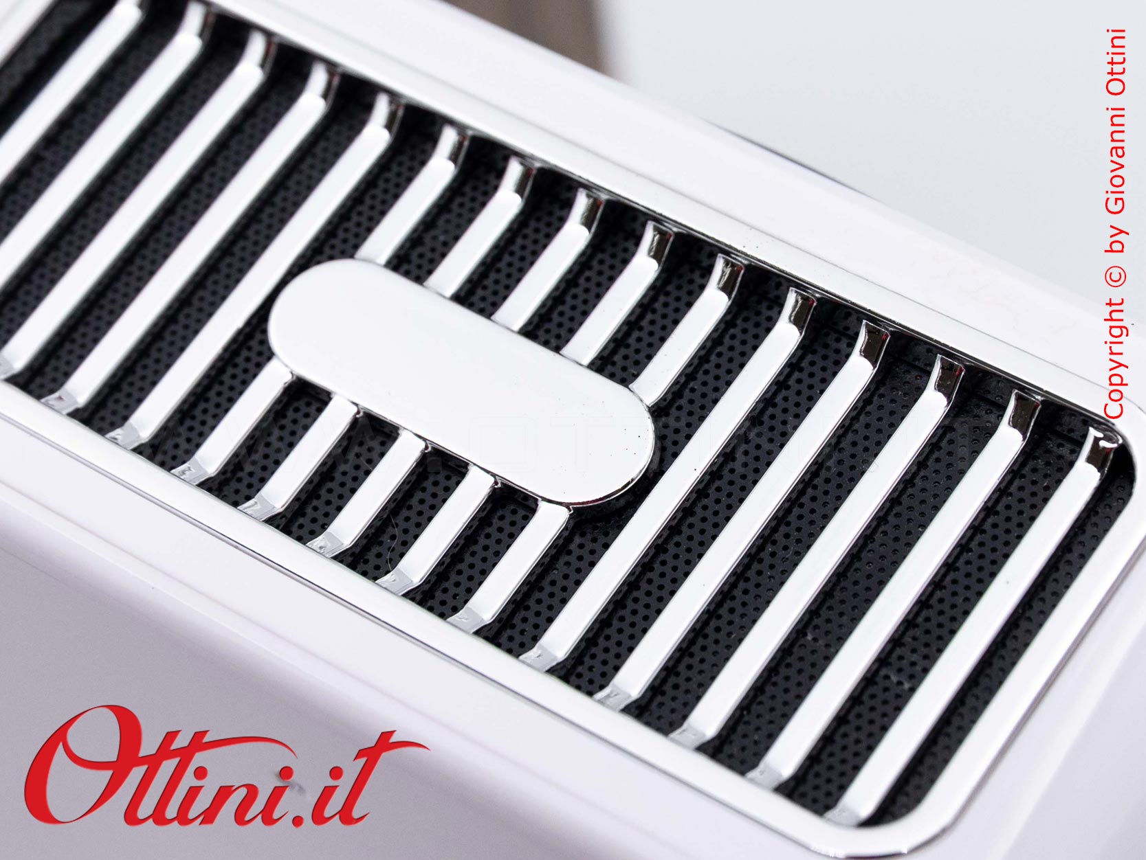 D9174 - La Radio Speaker Giradischi con Microfono Bluetooth è un regalo tecnologico e bomboniera utile dal design vintage. Musica e sound eccezionali.