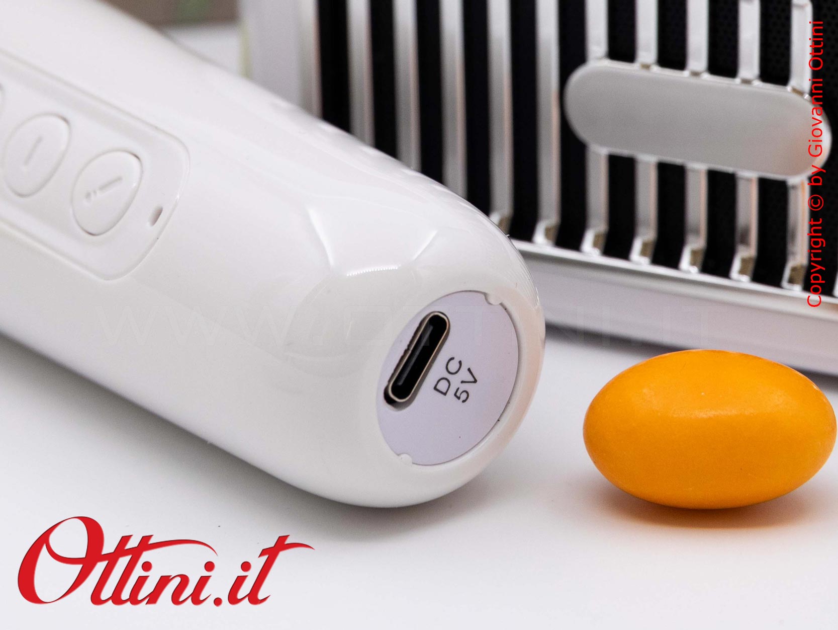 D9174 - La Radio Speaker Giradischi con Microfono Bluetooth è un regalo tecnologico e bomboniera utile dal design vintage. Musica e sound eccezionali.