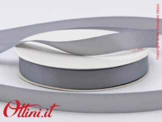 Rotolo da 50 mt di Nastro color Grigio Argento da 16mm reali in Doppio Raso di ottima qualità. Adatto per la confezione di bomboniere e allestimenti.