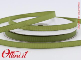 Rotolo da 50 mt di Nastro colore Verde Muschio da 10mm in raso Grosgrain di ottima qualità. Nastrino adatto per la confezione di bomboniere e packaging.