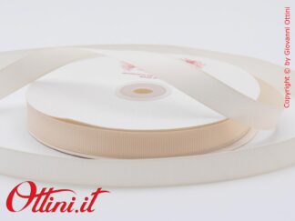 Rotolo da 50 mt di Nastro colore Panna da 15mm in raso Grosgrain di ottima qualità. Nastrino adatto per la confezione di bomboniere e packaging.