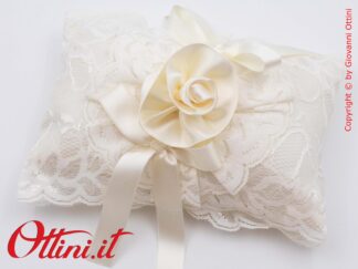 Portafedi Romantica Avorio con Pizzo realizzato in raso colore avorio con pizzo macramè. E' un prodotto artigianale, Made in Italy di raffinata eleganza.
