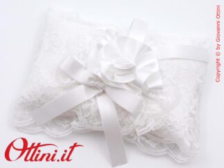 Portafedi Romantica Seta con Pizzo realizzato in raso colore avorio con pizzo macramè. E' un prodotto artigianale, Made in Italy di raffinata eleganza.