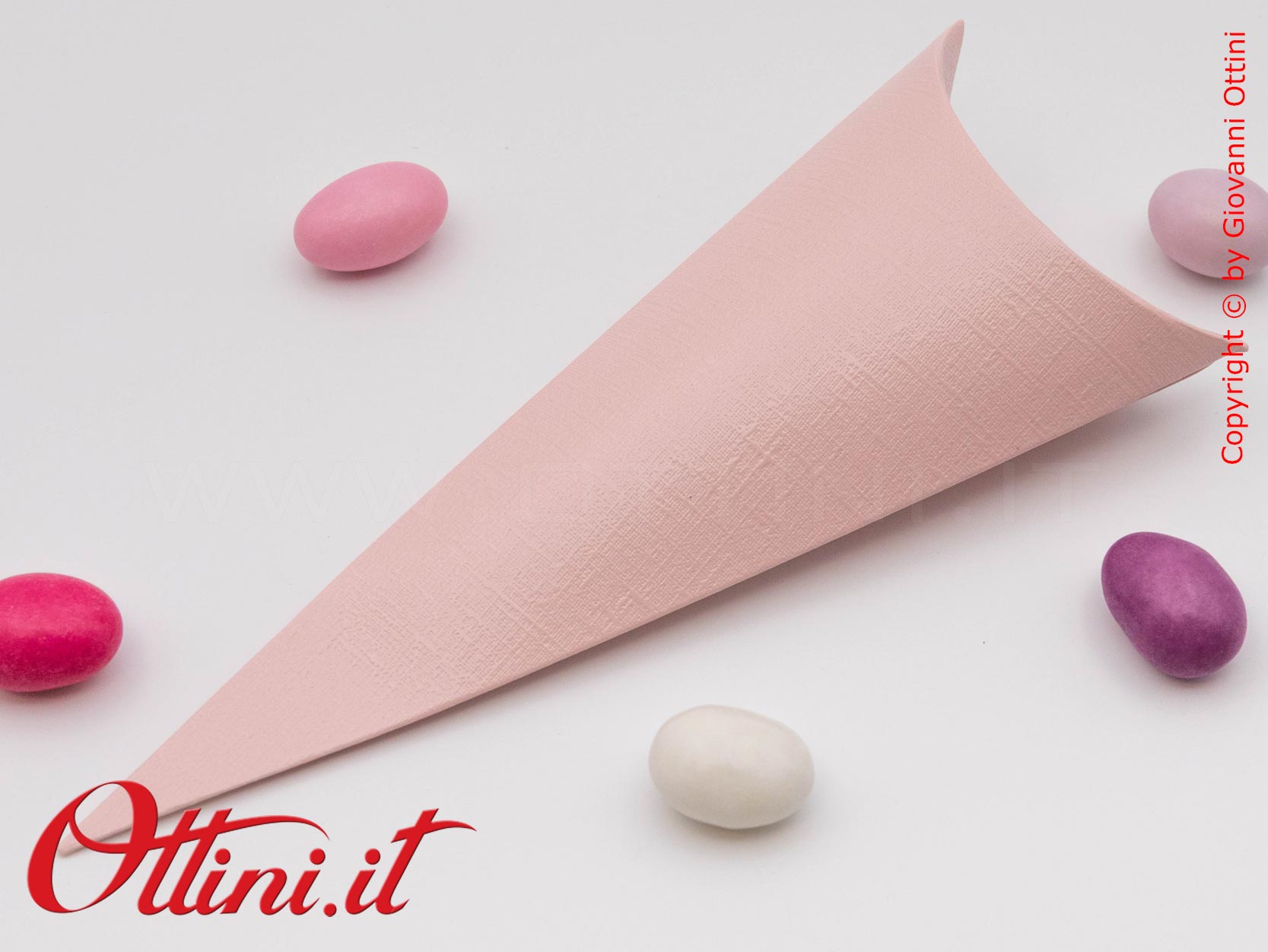 Cono Portariso Portaconfetti in cartoncino Rosa con elegante finitura effetto tela, adatto al contatto con gli alimenti, perfetto per le confettate.