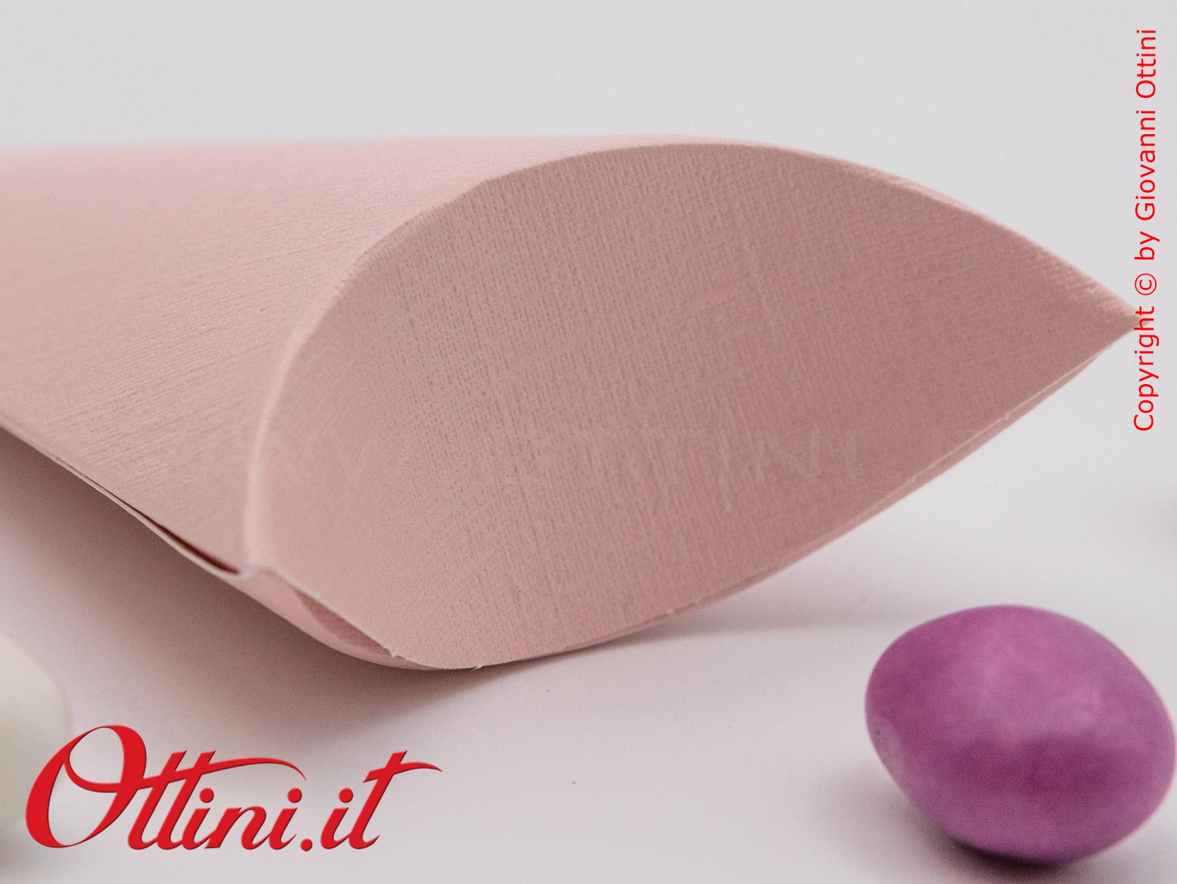 Cono Portariso Portaconfetti in cartoncino Rosa con elegante finitura effetto tela, adatto al contatto con gli alimenti, perfetto per le confettate.