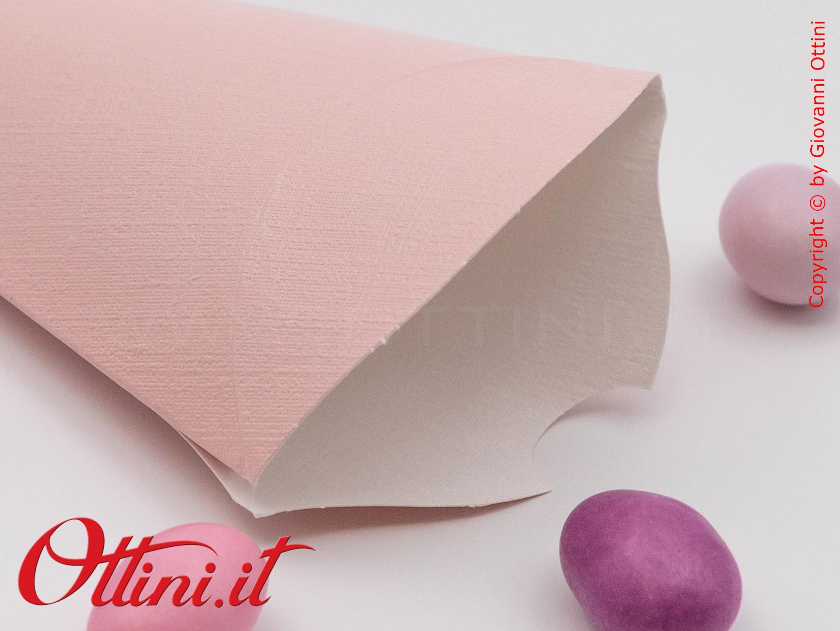 Cono Portariso Portaconfetti in cartoncino Rosa con elegante finitura effetto tela, adatto al contatto con gli alimenti, perfetto per le confettate.