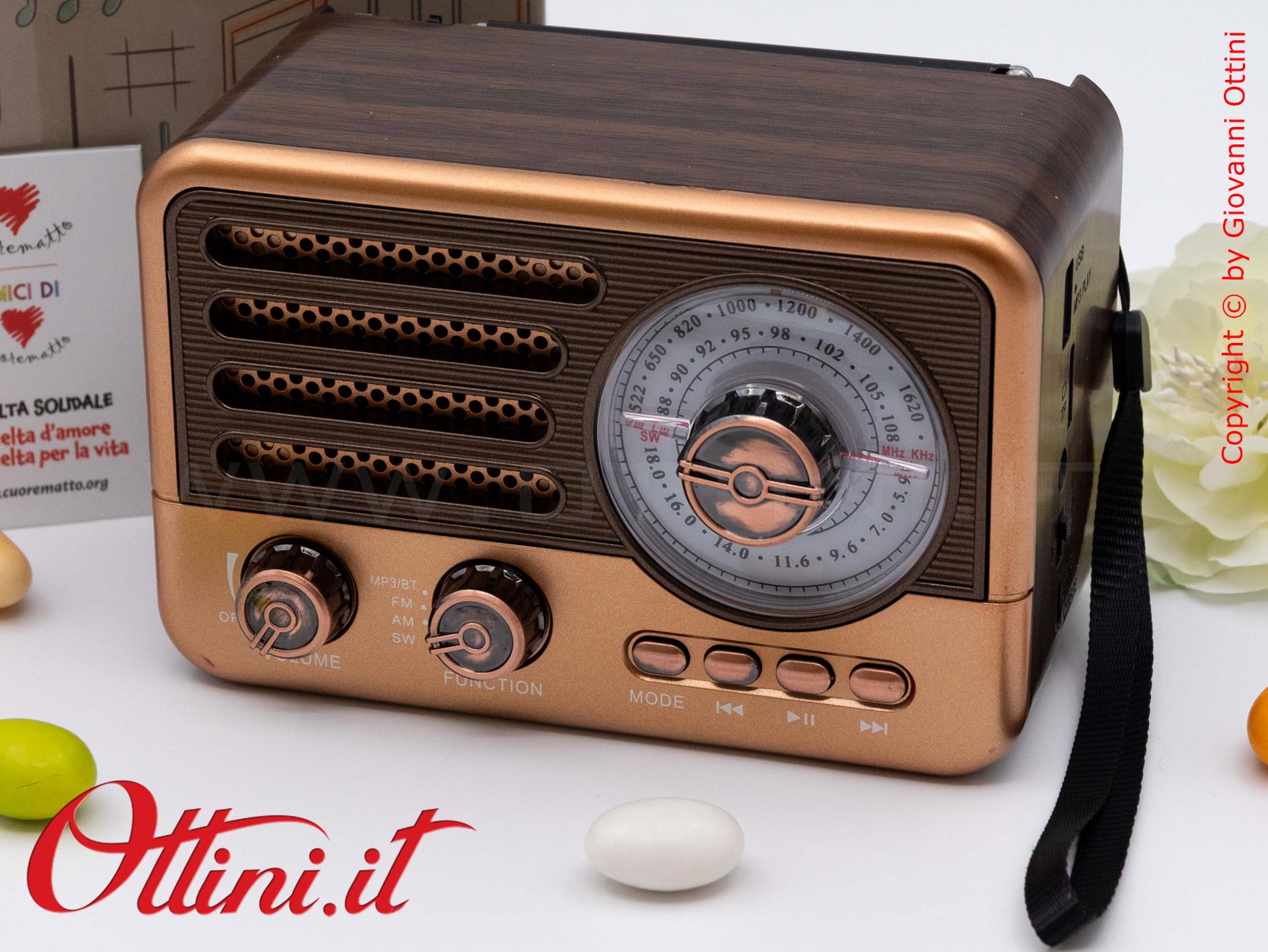 D9176 - La Radio Speaker Bluetooth Vintage è un regalo giovane e tecnologico e bomboniera utile dal design retrò. Musica e sound eccezionali.