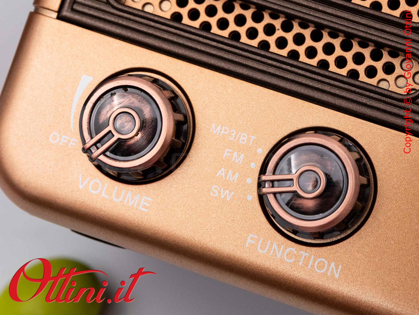D9176 - La Radio Speaker Bluetooth Vintage è un regalo giovane e tecnologico e bomboniera utile dal design retrò. Musica e sound eccezionali.
