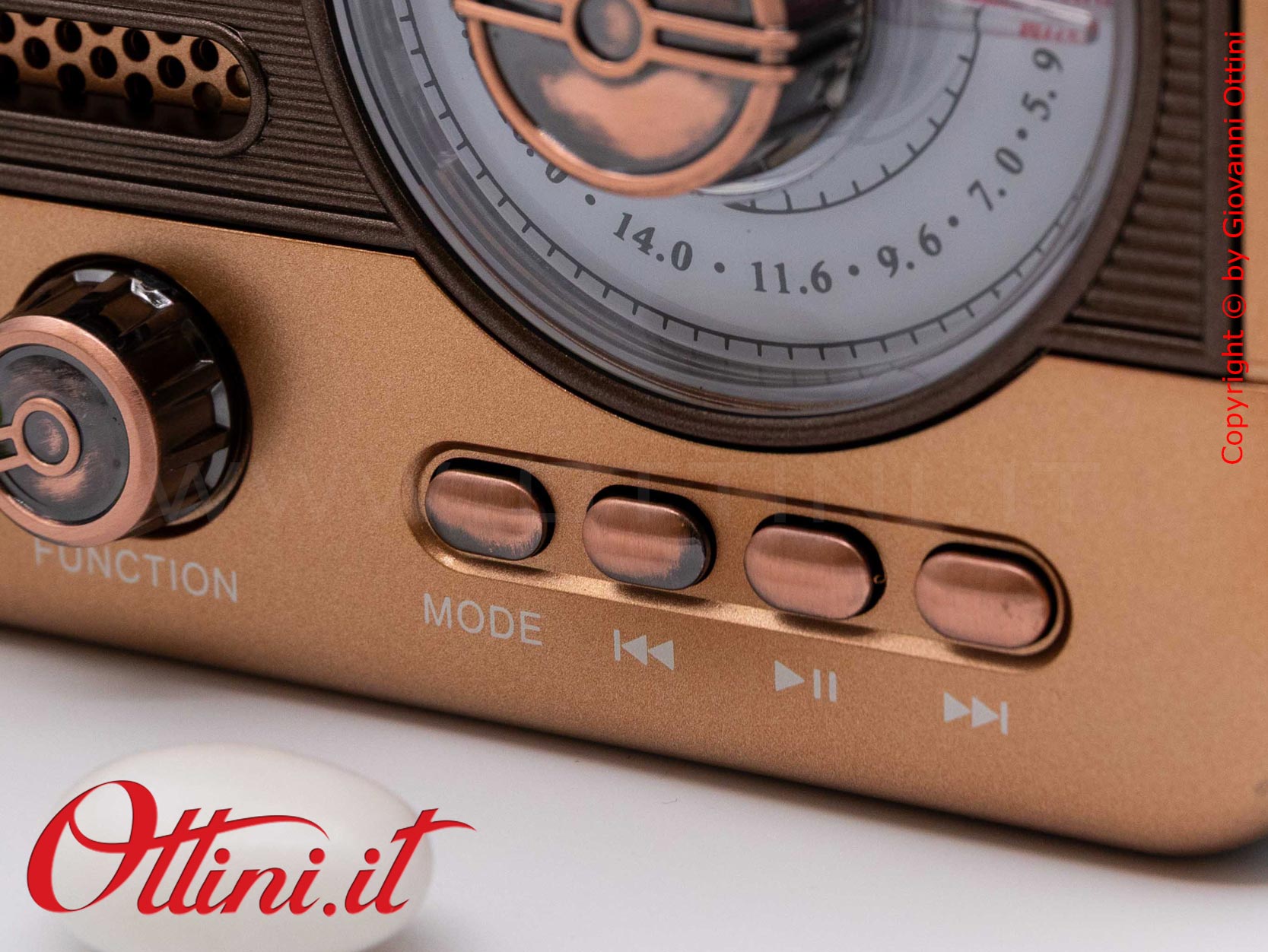 D9176 - La Radio Speaker Bluetooth Vintage è un regalo giovane e tecnologico e bomboniera utile dal design retrò. Musica e sound eccezionali.