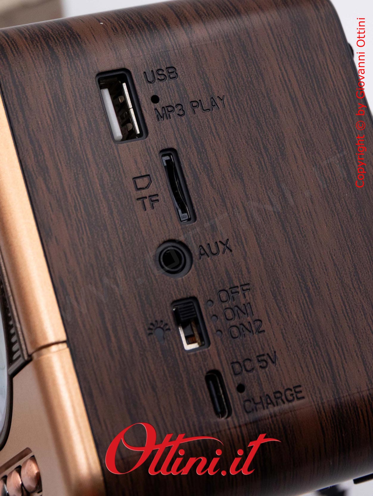 D9176 - La Radio Speaker Bluetooth Vintage è un regalo giovane e tecnologico e bomboniera utile dal design retrò. Musica e sound eccezionali.
