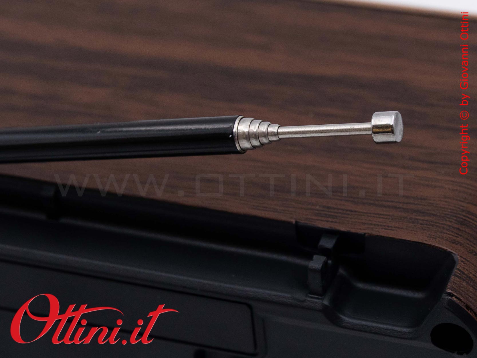 D9176 - La Radio Speaker Bluetooth Vintage è un regalo giovane e tecnologico e bomboniera utile dal design retrò. Musica e sound eccezionali.