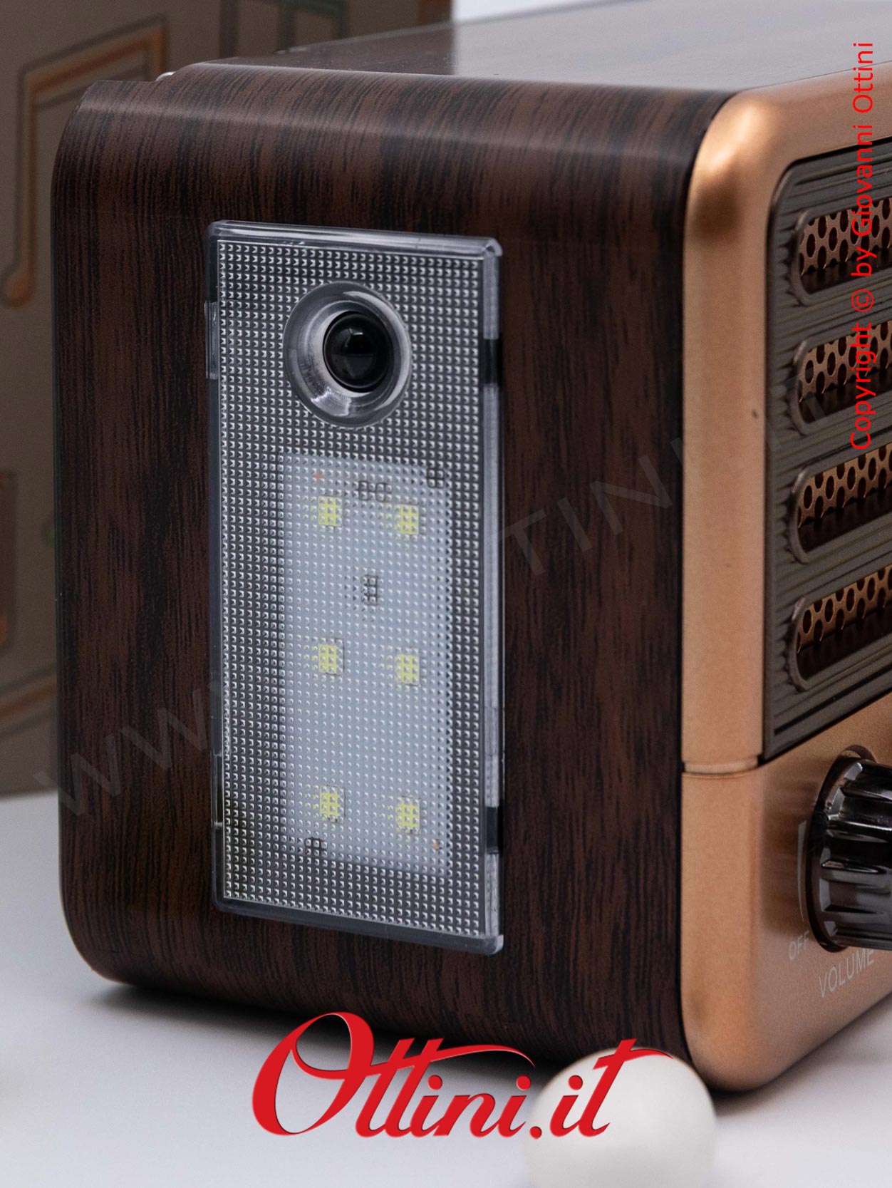D9176 - La Radio Speaker Bluetooth Vintage è un regalo giovane e tecnologico e bomboniera utile dal design retrò. Musica e sound eccezionali.