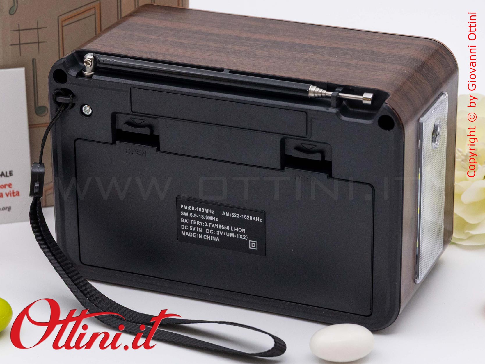 D9176 - La Radio Speaker Bluetooth Vintage è un regalo giovane e tecnologico e bomboniera utile dal design retrò. Musica e sound eccezionali.