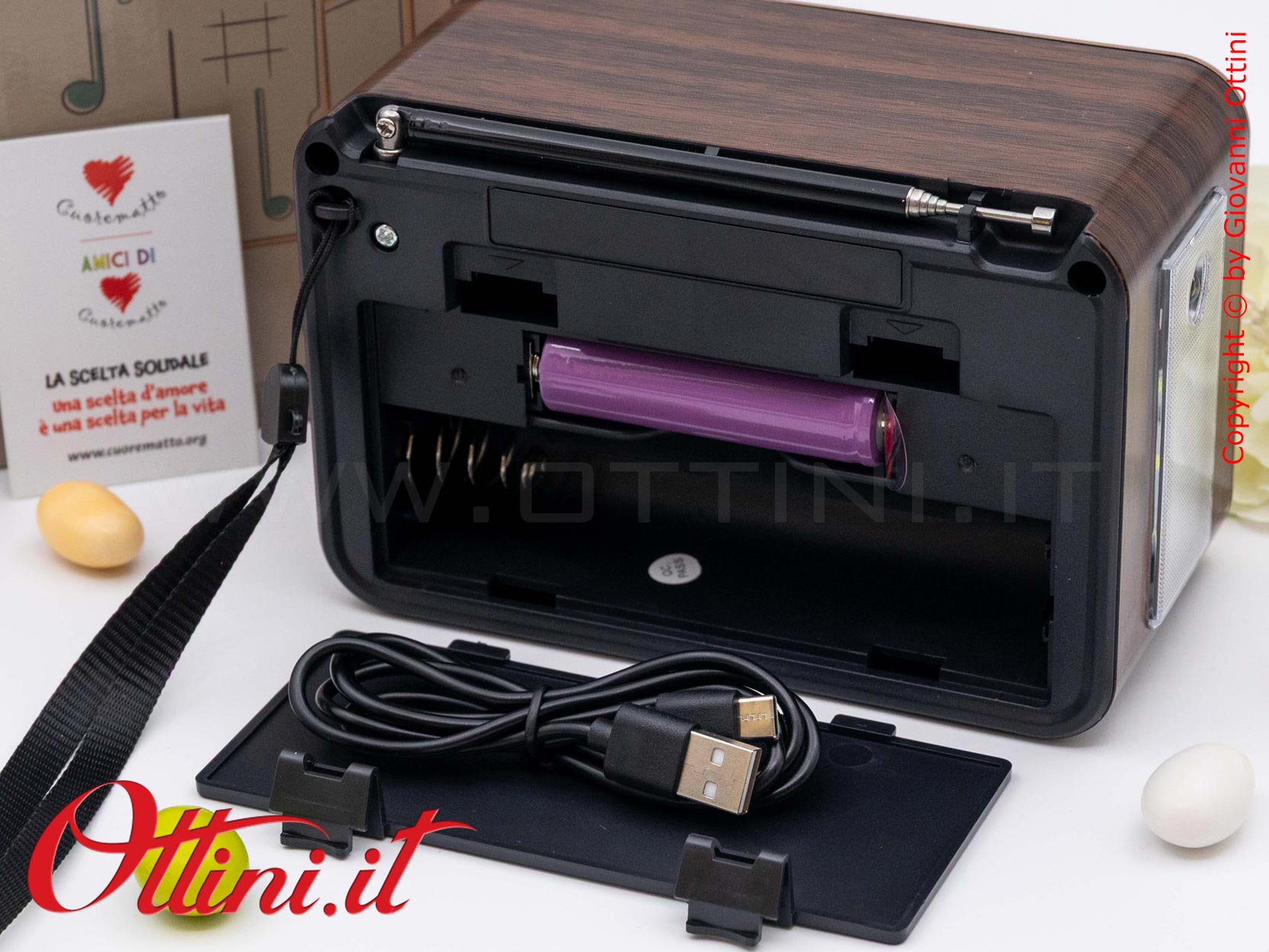 D9176 - La Radio Speaker Bluetooth Vintage è un regalo giovane e tecnologico e bomboniera utile dal design retrò. Musica e sound eccezionali.