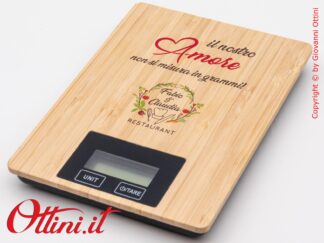 La Bilancia da cucina digitale in bambù personalizzata è un prodotto dedicato a chi cucina con amore e passione. Completa di batterie AAA e scatola regalo.