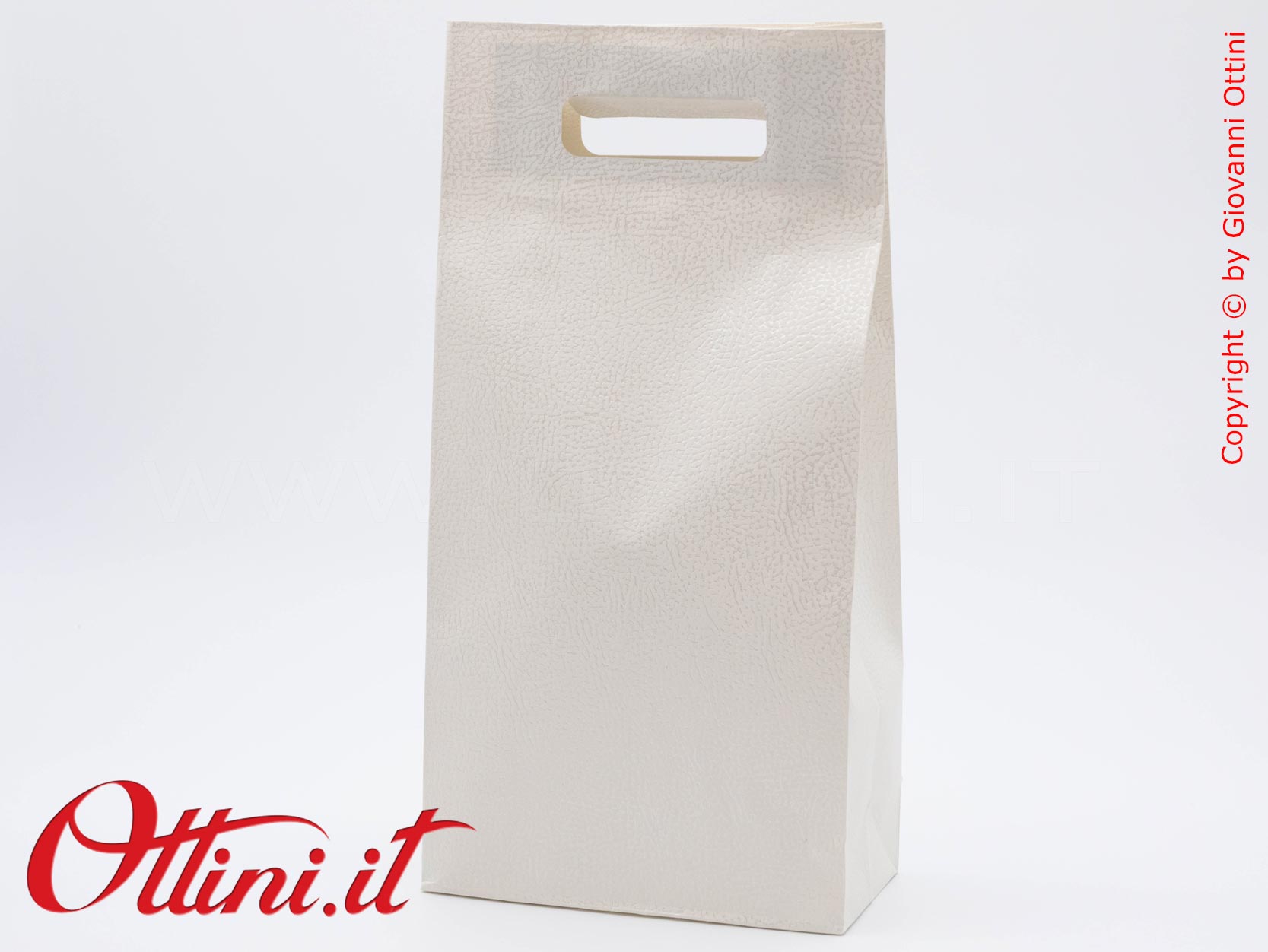 Il Sacchetto per 2 Bottiglie con lavorazione effetto pelle con manici e fondo rinforzati, è un prodotto elegante Made in Italy