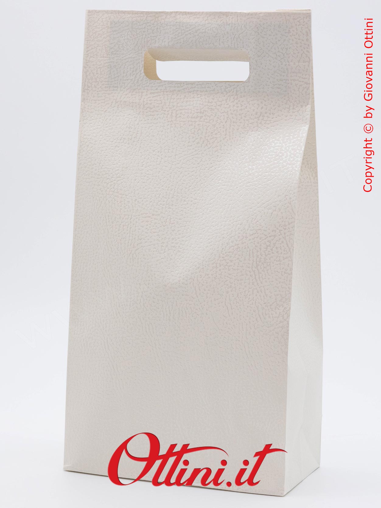 Il Sacchetto per 2 Bottiglie con lavorazione effetto pelle con manici e fondo rinforzati, è un prodotto elegante Made in Italy