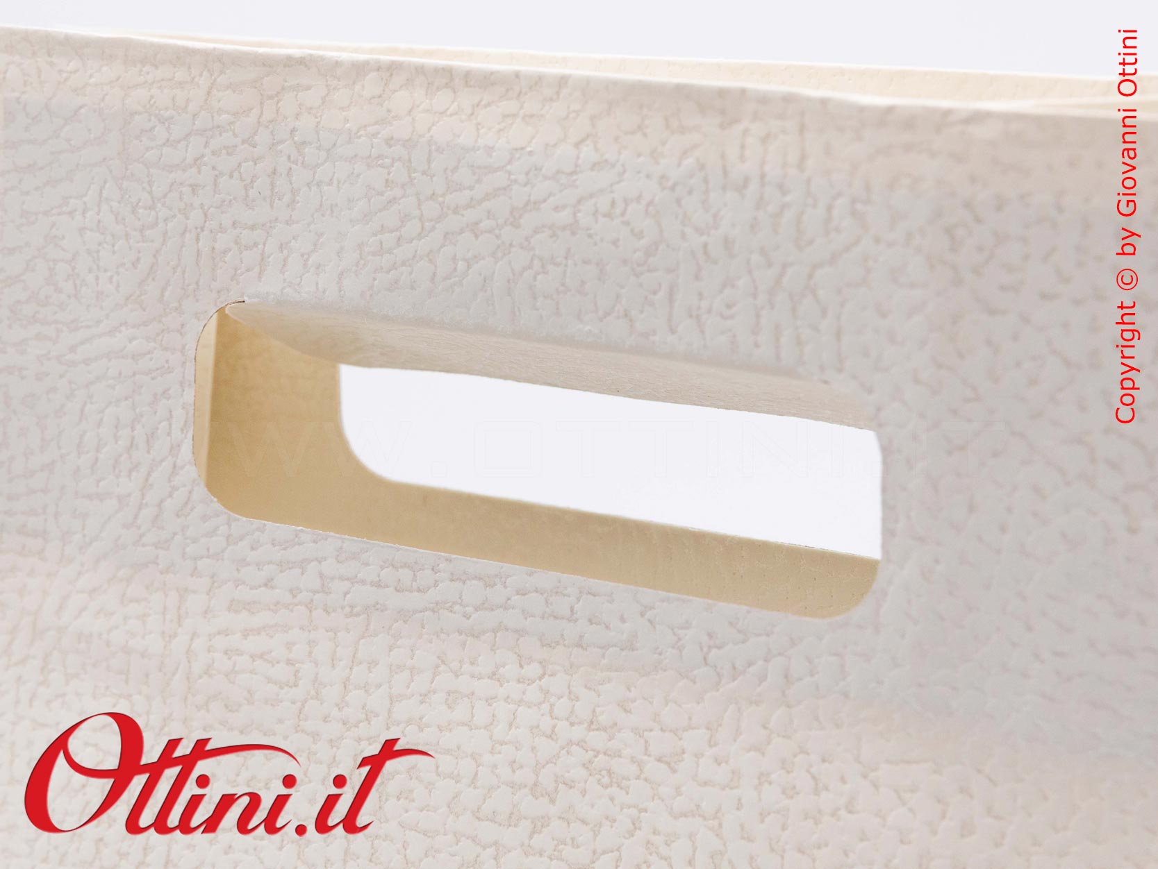 Il Sacchetto per 2 Bottiglie con lavorazione effetto pelle con manici e fondo rinforzati, è un prodotto elegante Made in Italy