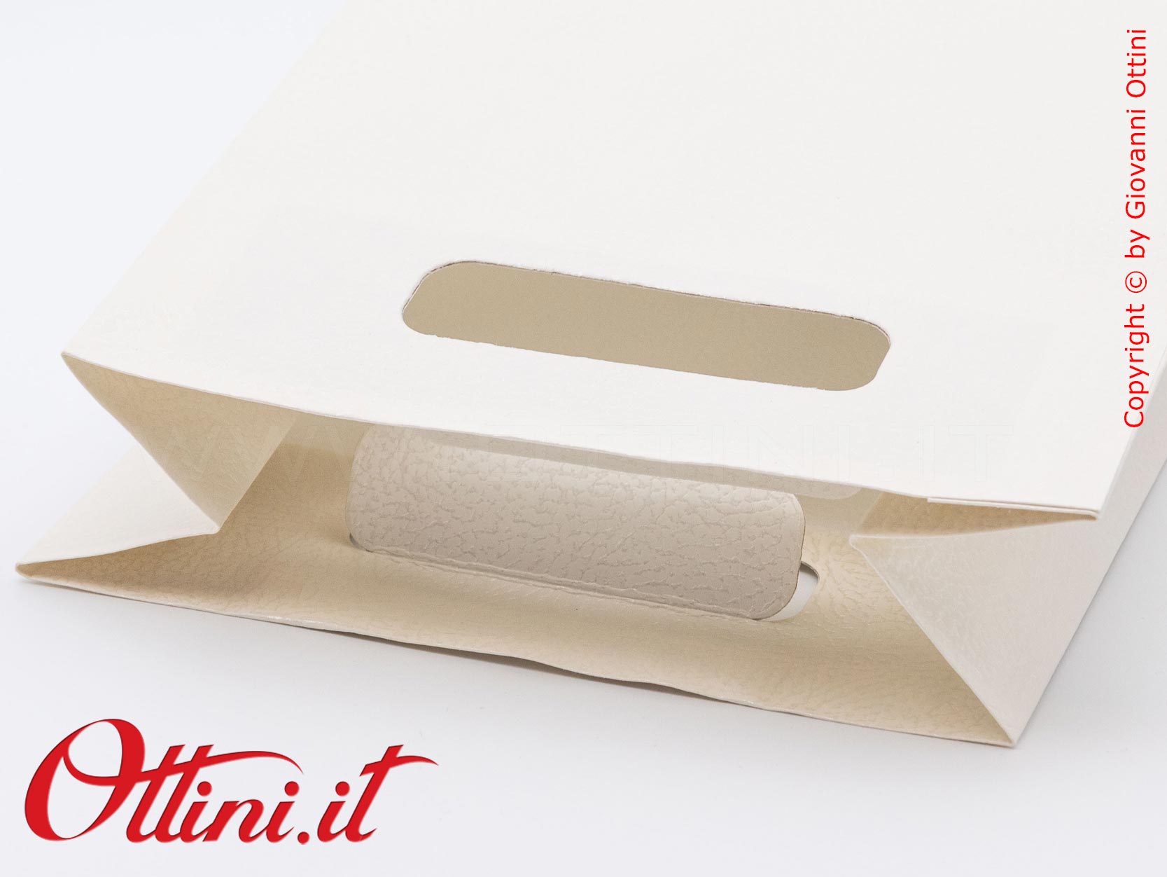 Il Sacchetto per 2 Bottiglie con lavorazione effetto pelle con manici e fondo rinforzati, è un prodotto elegante Made in Italy